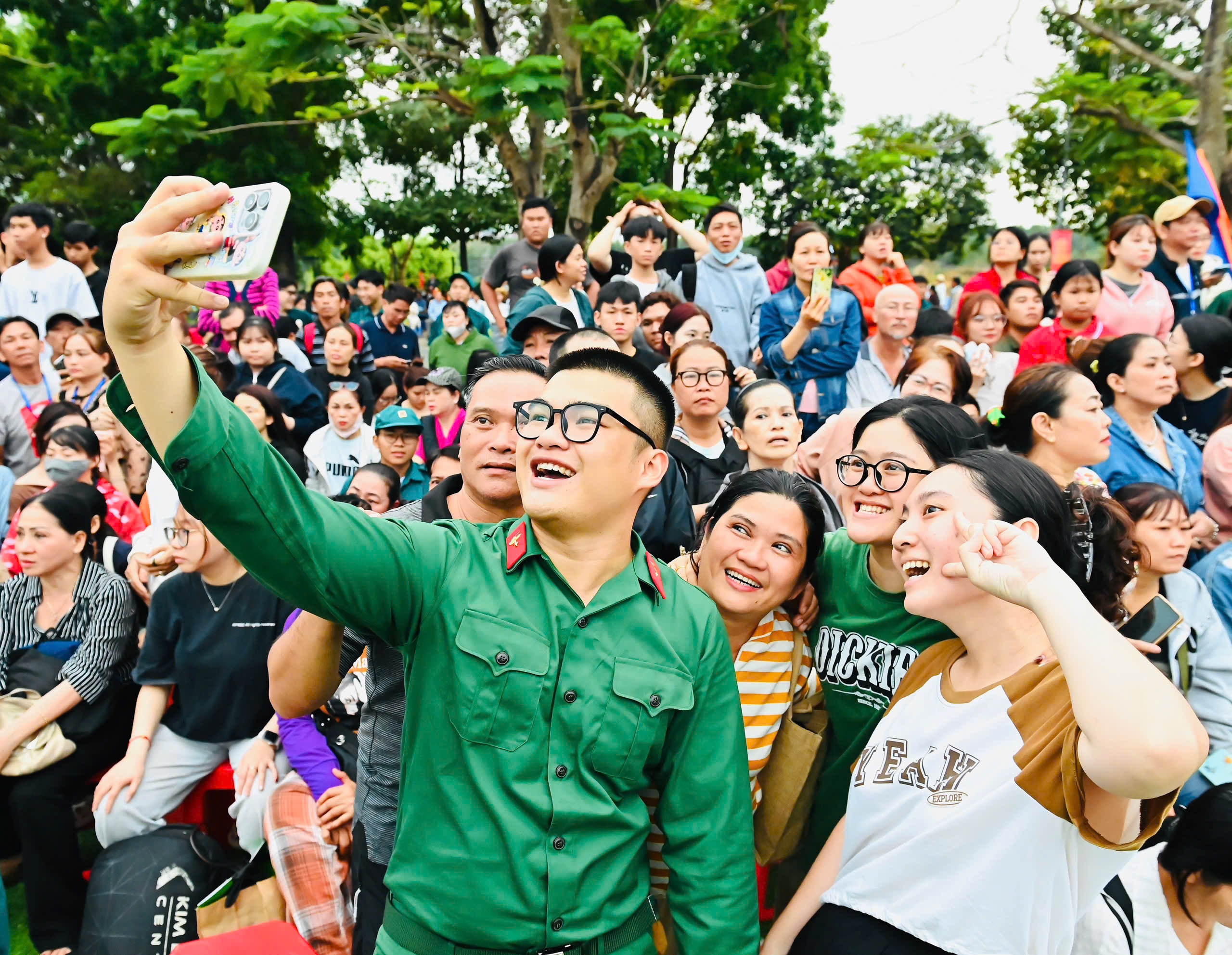 Chủ tịch Quốc hội Trần Thanh Mẫn, Bí thư Thành ủy TPHCM Trần Lưu Quang động viên tân binh lên đường nhập ngũ